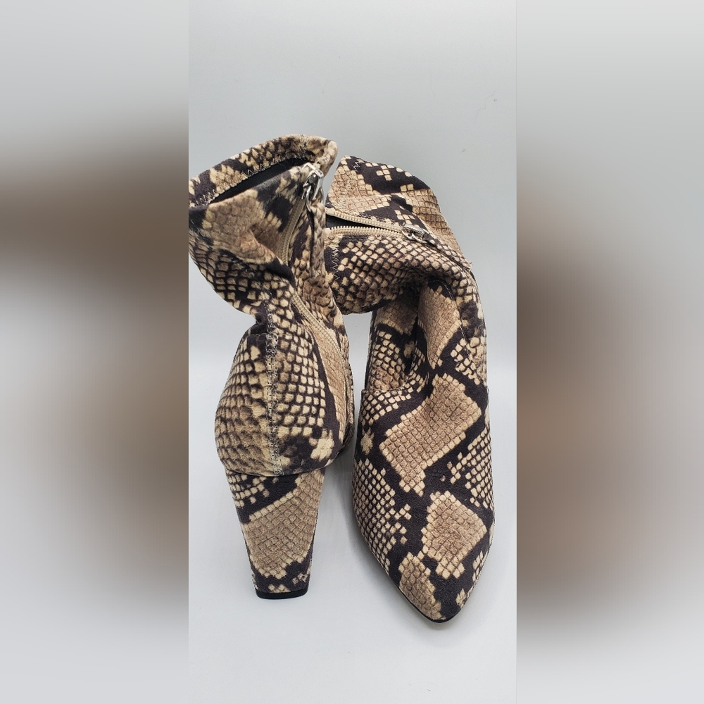 NWOT Steve Madden Tristen snakeskin sock ankle booties. size 7.